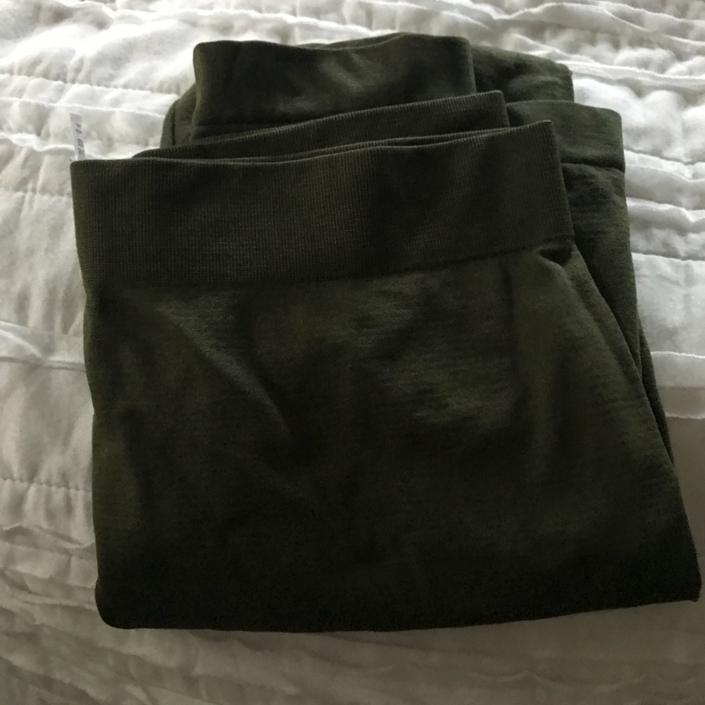 Capri leggings. - Picture 3 of 7